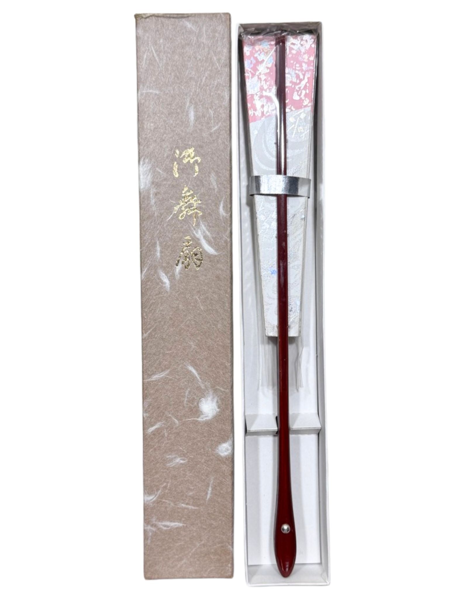 éventail traditionnel japonais argent et rose aux motifs paillettes et vagues blanches dans sa boite
