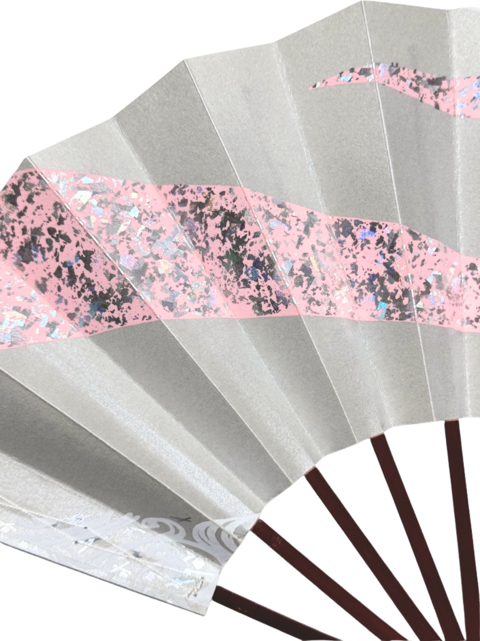 éventail traditionnel japonais argent et rose aux motifs paillettes et vagues blanches, detail des paillettes