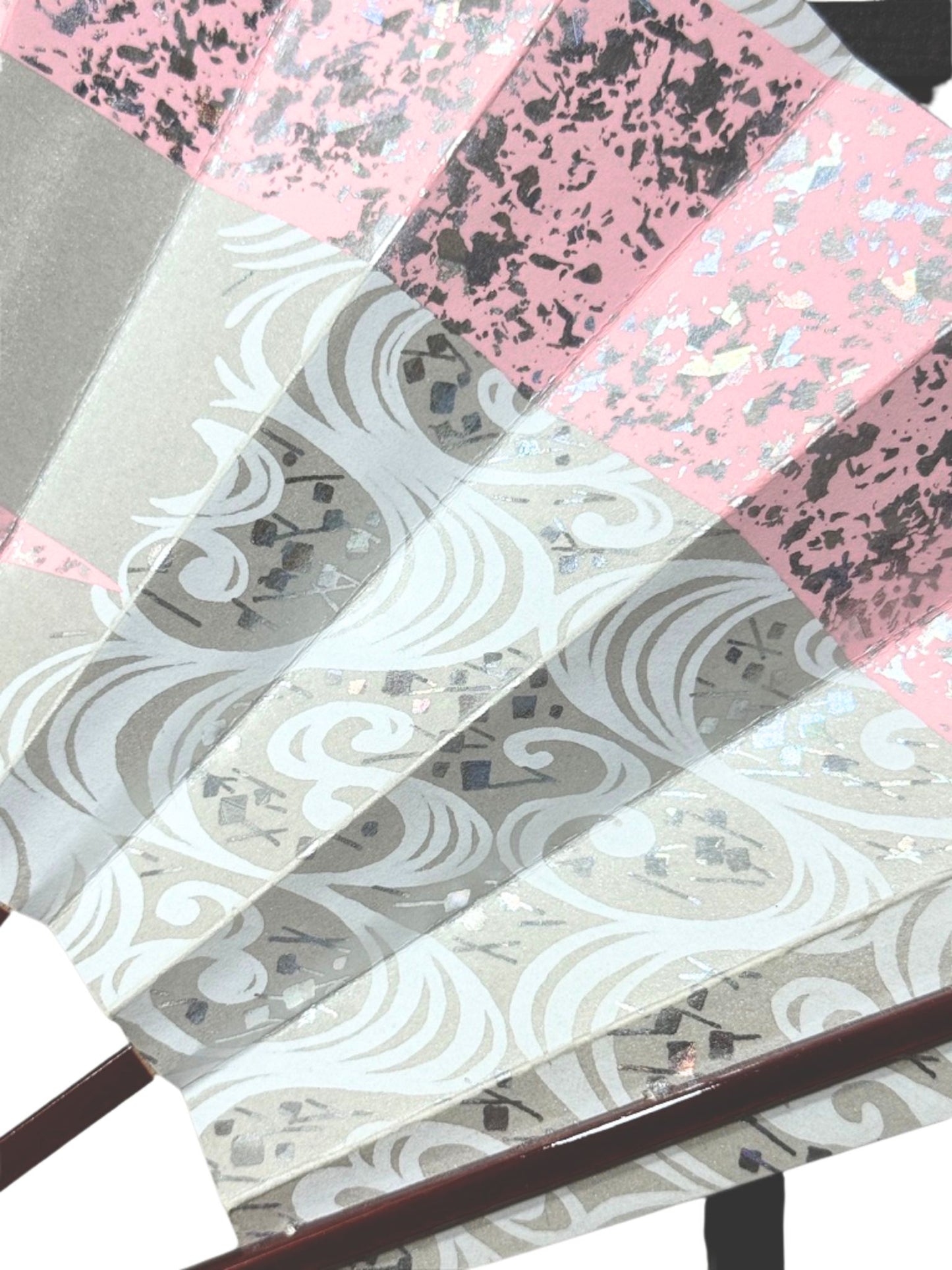 éventail traditionnel japonais argent et rose aux motifs paillettes et vagues blanches, détail de la vague