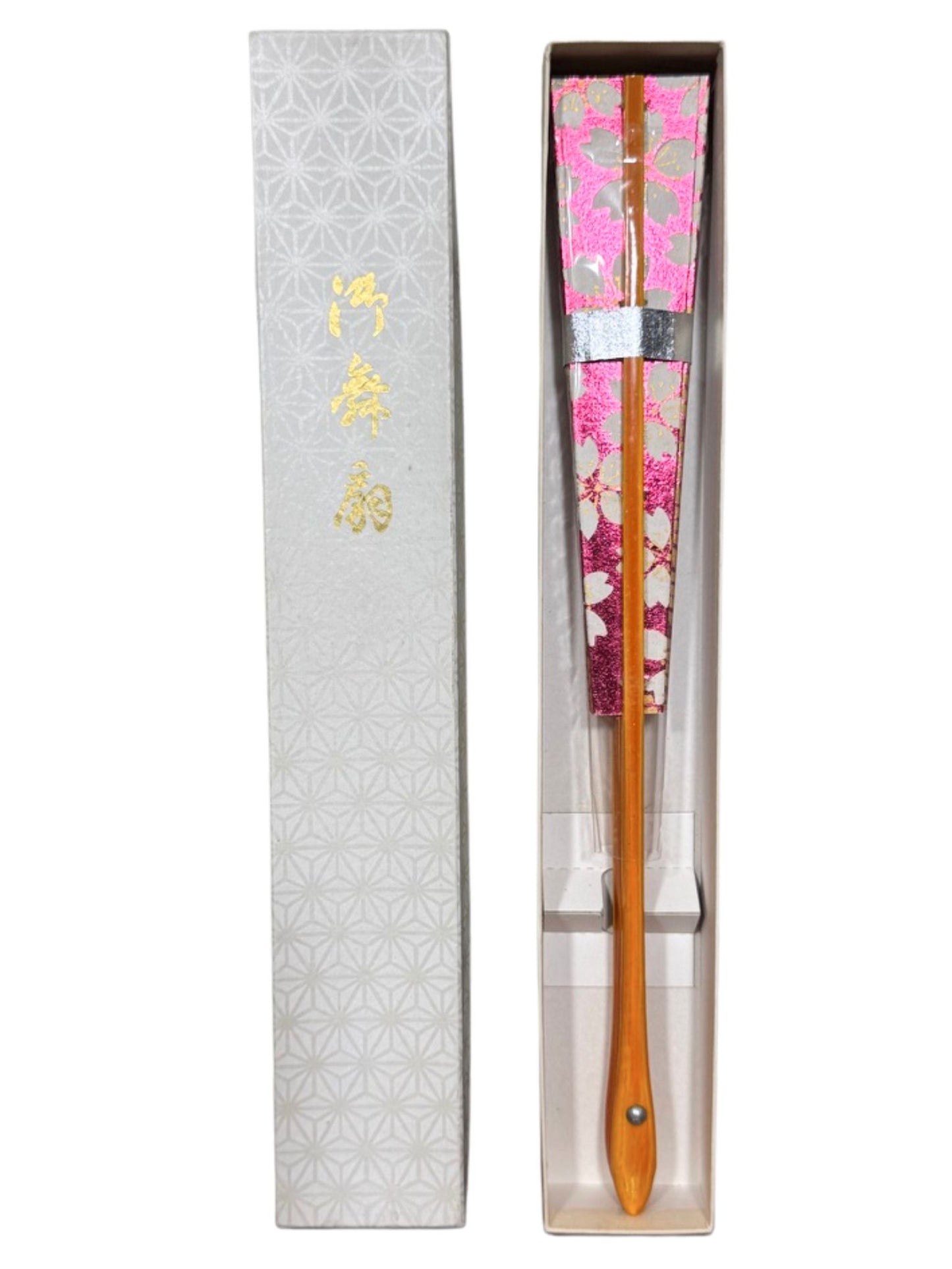 eventail japonais fond rose metallique motif fleurs de cerisier et seigaiha dans sa boite
