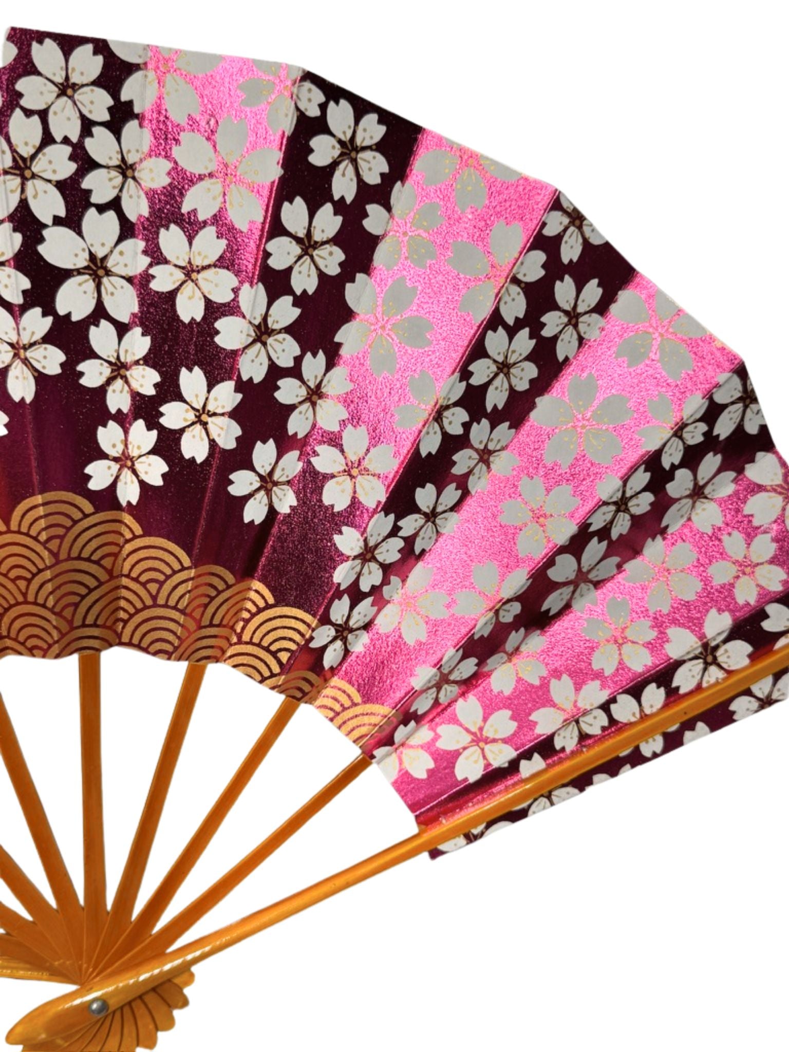 eventail japonais fond rose metallique motif fleurs de cerisier et seigaiha detail fleurs sakura