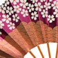 eventail japonais fond rose metallique motif fleurs de cerisier et seigaiha detail des motifs