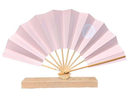 éventail japonais sensu rose poudré sur sa boite