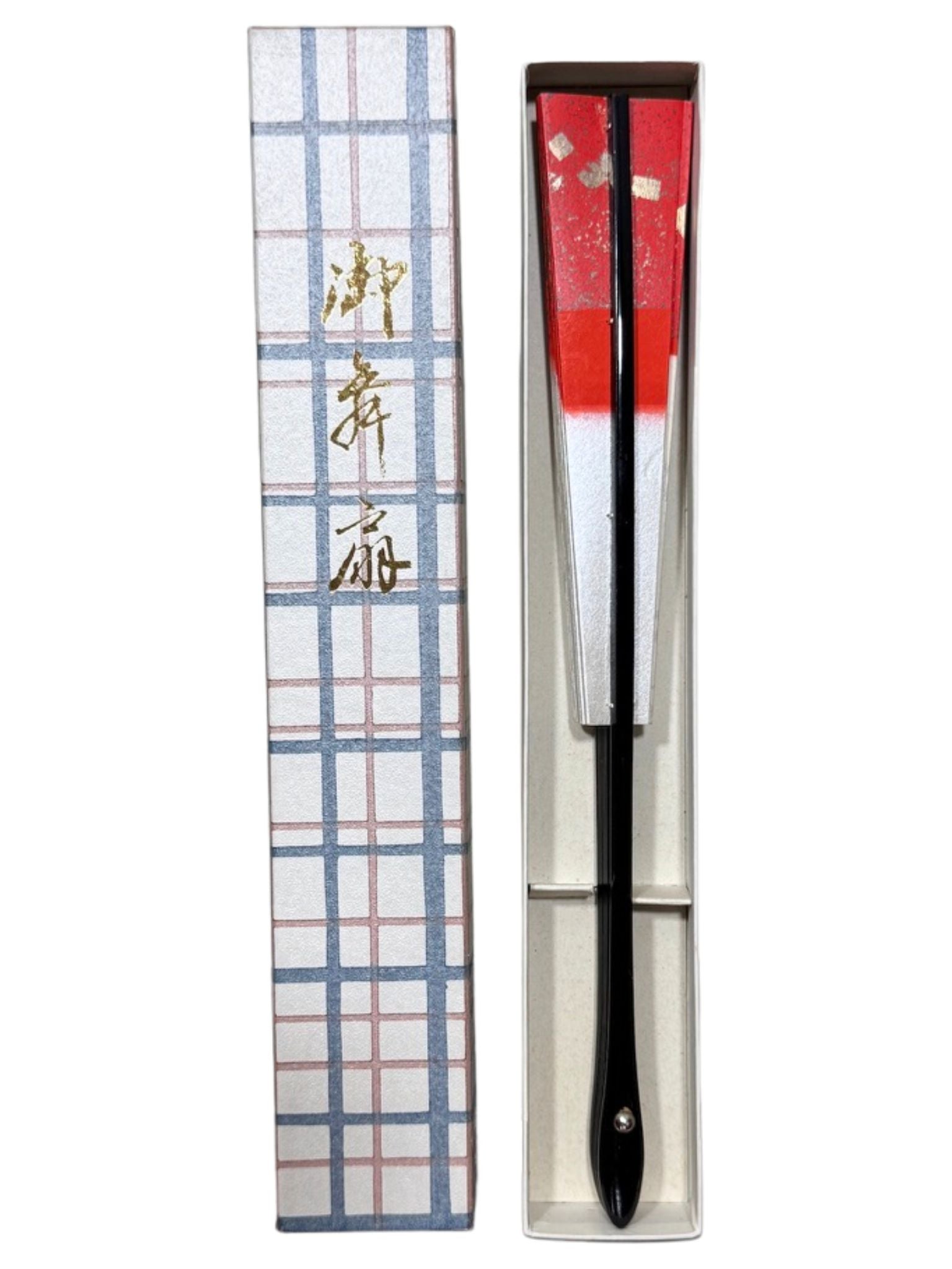 éventail traditionnel japonais argenté, doré et rouge, lames noires, fermé dans sa boite d'origine.