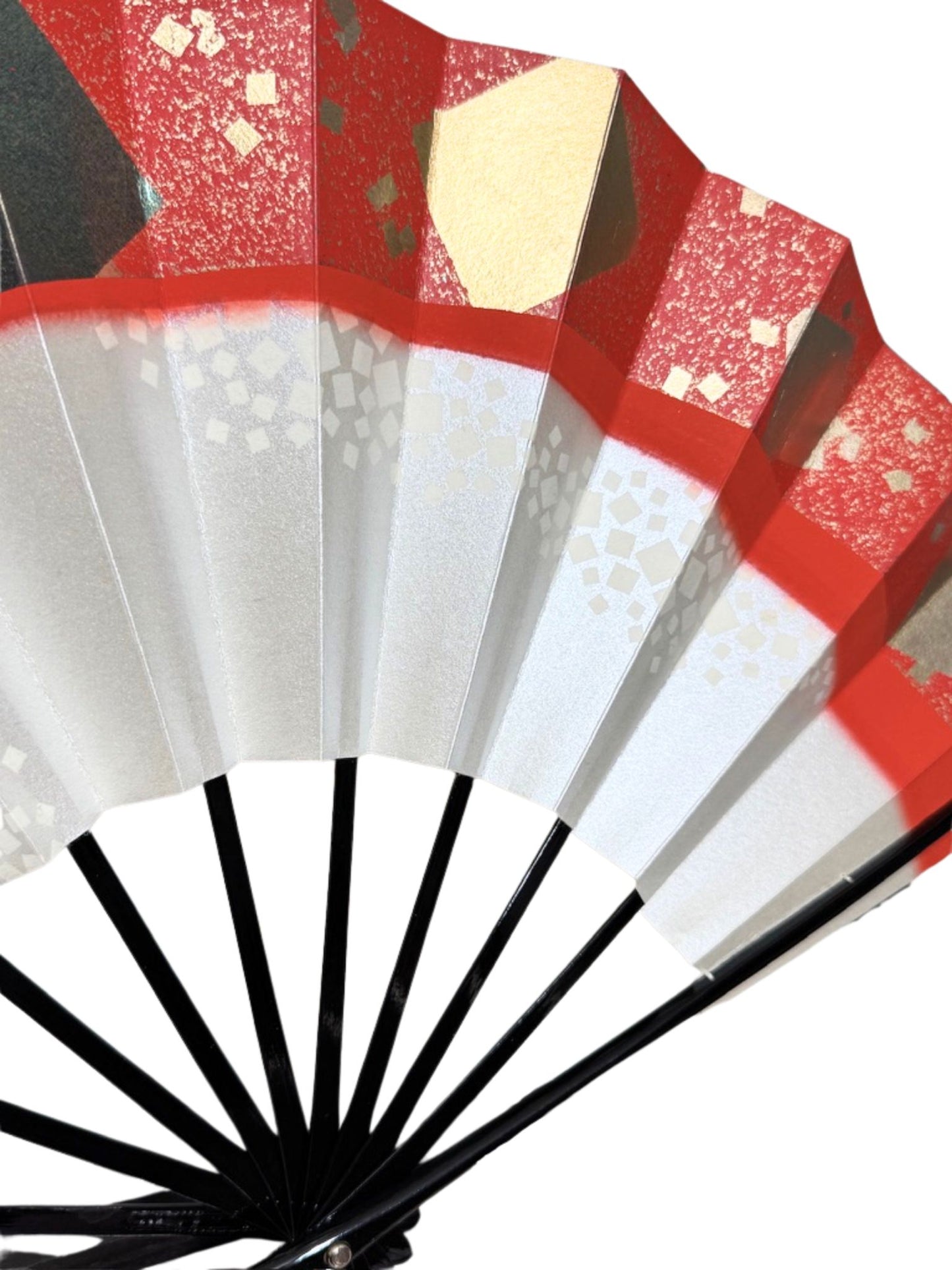 éventail traditionnel japonais argenté, doré et rouge, lames noires, détail