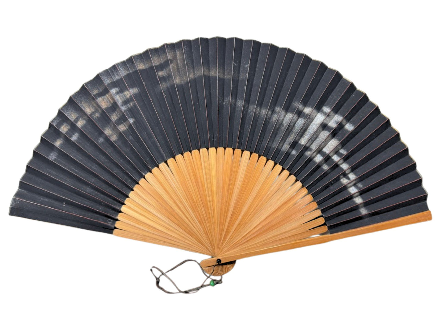 éventail japonais noir avec nuages de poussère d'or et d'argent, lames en bois naturel, le recto