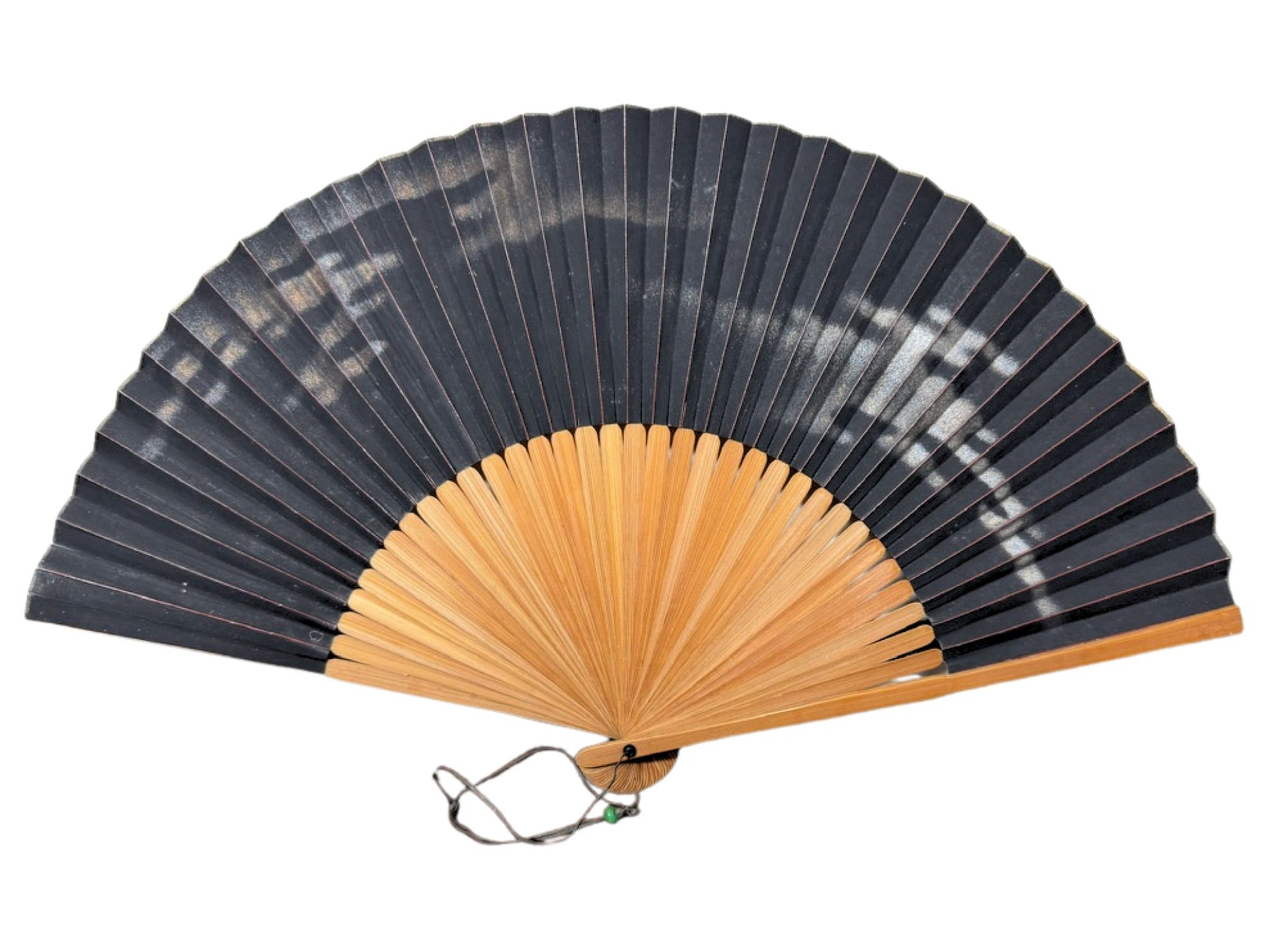 éventail japonais noir avec nuages de poussère d'or et d'argent, lames en bois naturel, le recto