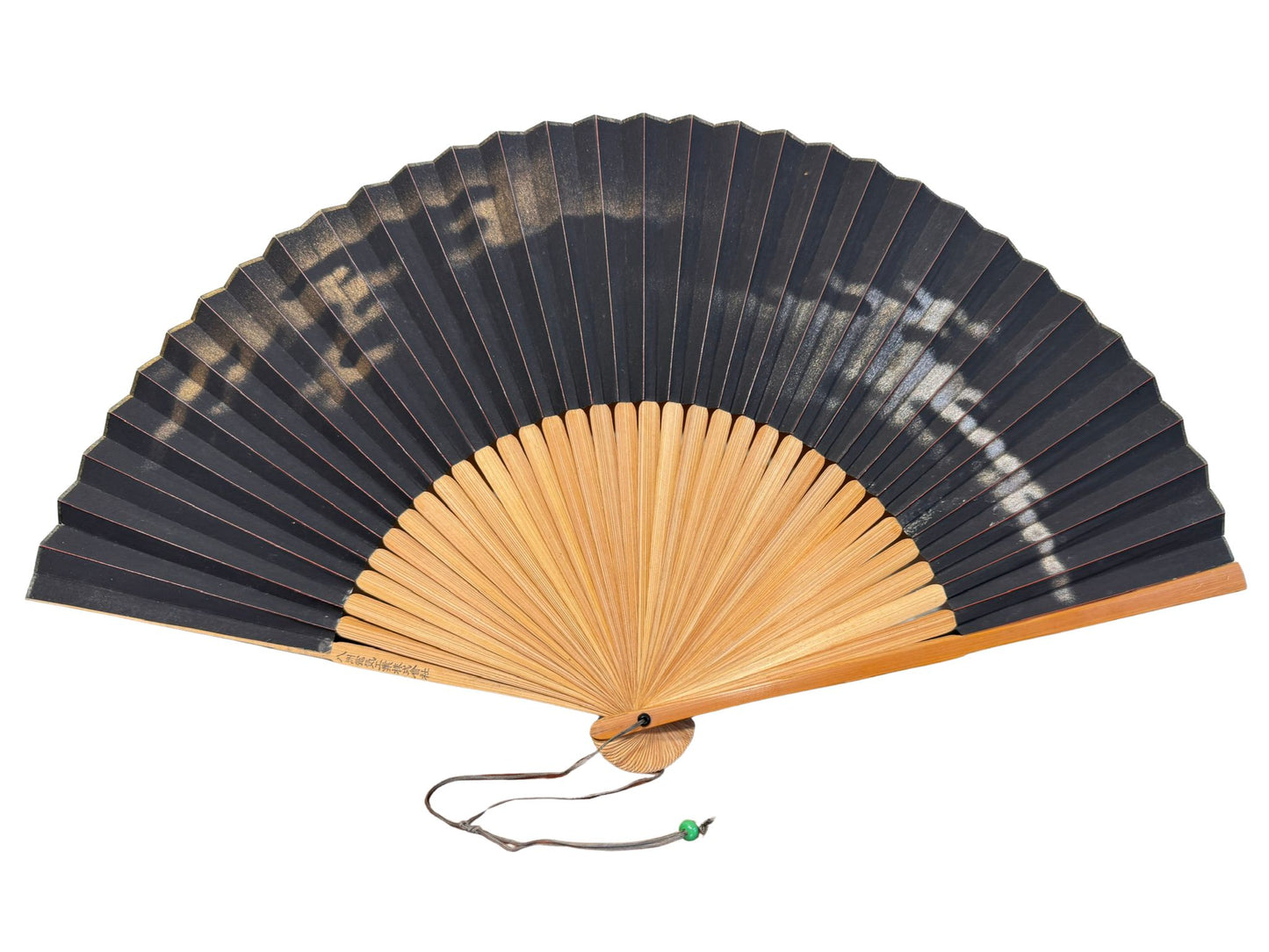 éventail japonais noir avec nuages de poussère d'or et d'argent, lames en bois naturel, le verso