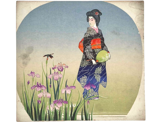 Estampe japonaise en forme d'éventail uchiwa, femme en kimono dans un jardin d'iris