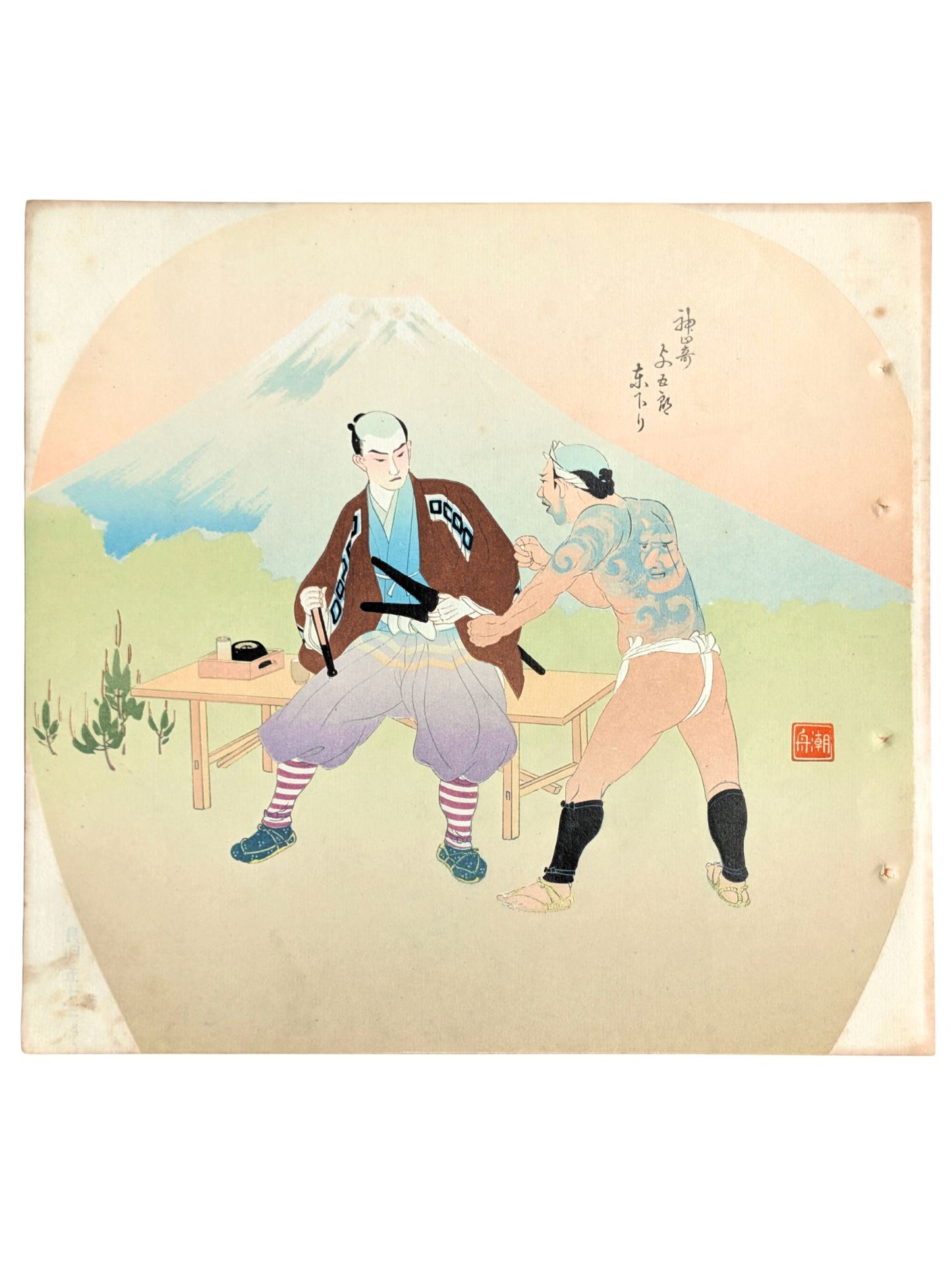 Estampe japonaise en forme d'éventail uchiwa représentant un samouraï et un homme tatoué s'affrontant devant le mont Fuji