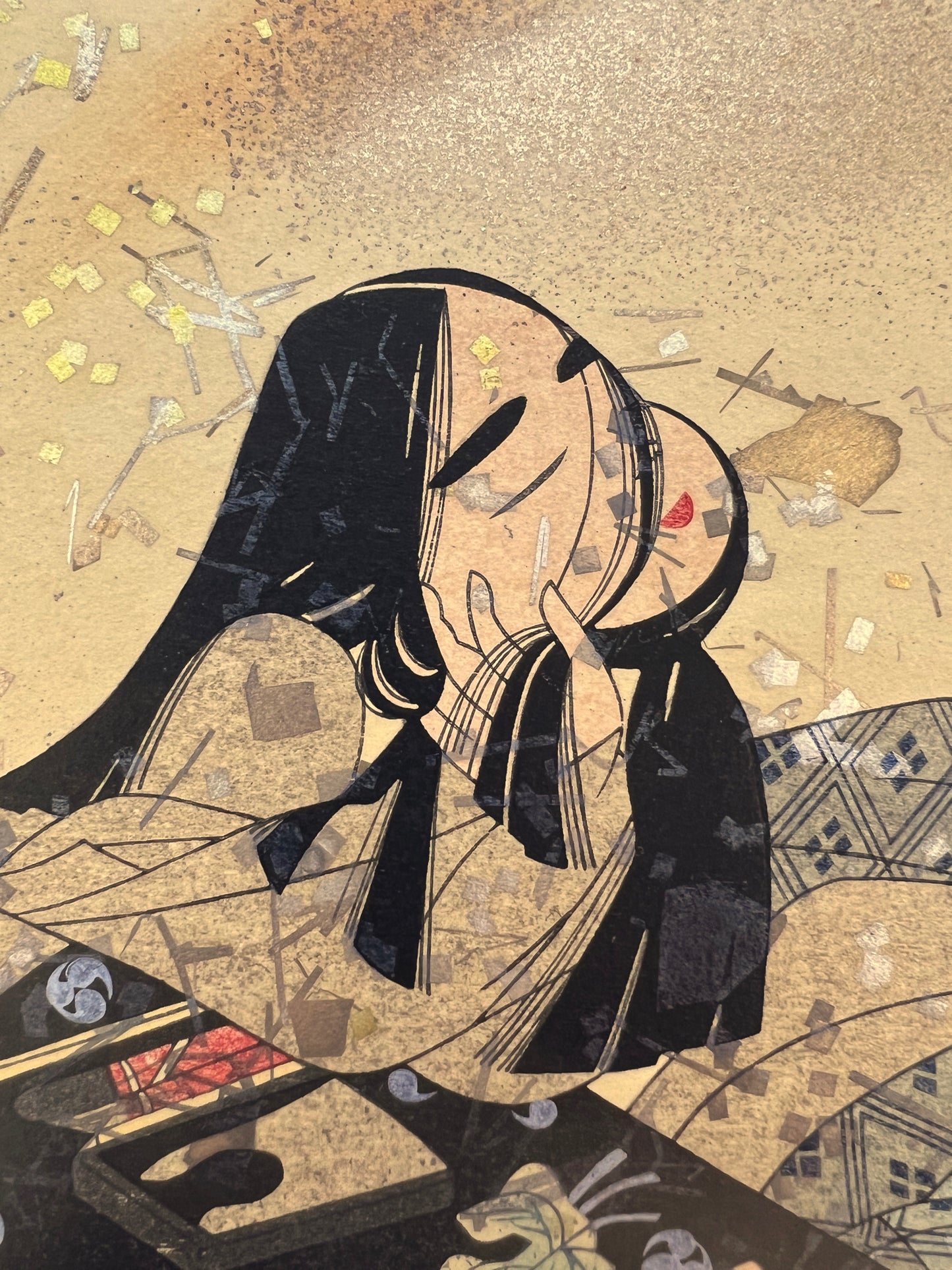 estampe japonaise en forme d'éventail parsemé de fragment d'or et d'argent, un homme lit un poème à une femme agenouillée, gros plan sur le visage souriant de la femme