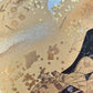 estampe japonaise en forme d'éventail parsemé de fragment d'or et d'argent, un homme lit un poème à une femme agenouillée, détail du fond or et argent