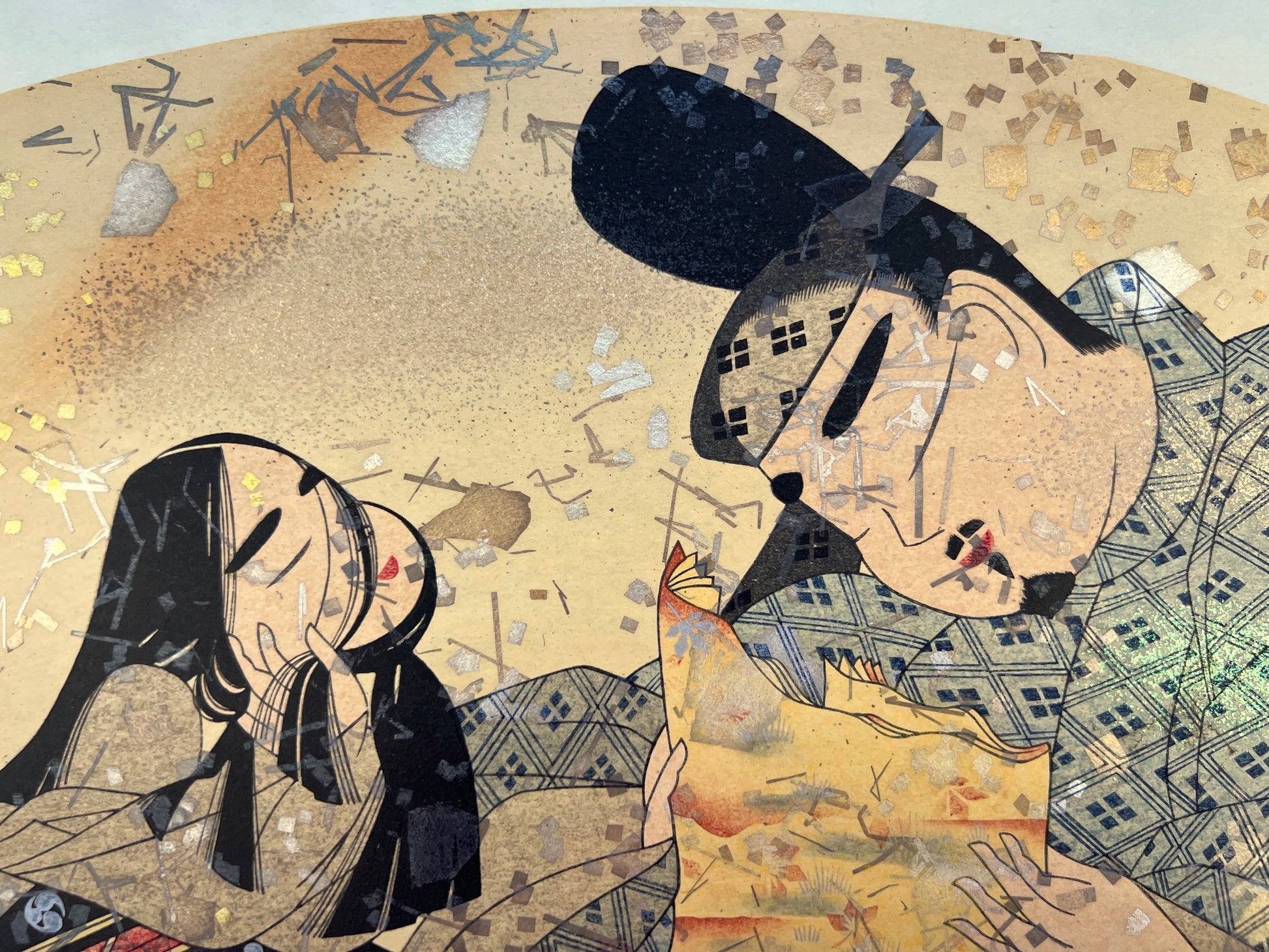 estampe japonaise en forme d'éventail parsemé de fragment d'or et d'argent, un homme lit un poème à une femme agenouillée, les visages du couple