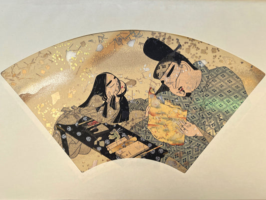 estampe japonaise en forme d'éventail parsemé de fragment d'or et d'argent, un homme lit un poème à une femme agenouillée.