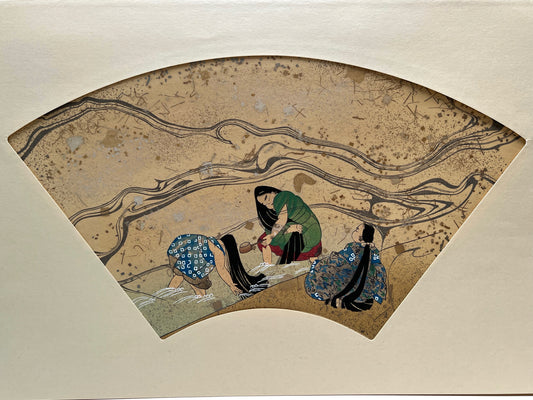 Estampe japonaise en forme d'éventail parsemée de fragments d'or et d'argent, trois femmes se lavant les cheveux dans une rivière, série sutra du lotus.