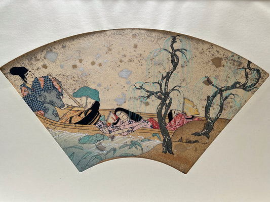 Estampe japonaise en forme d'éventail parsemée de fragments d'or et d'argent, un homme conduit un bateau sur une rivière, et trois femmes se promènent sous les saules pleureur.