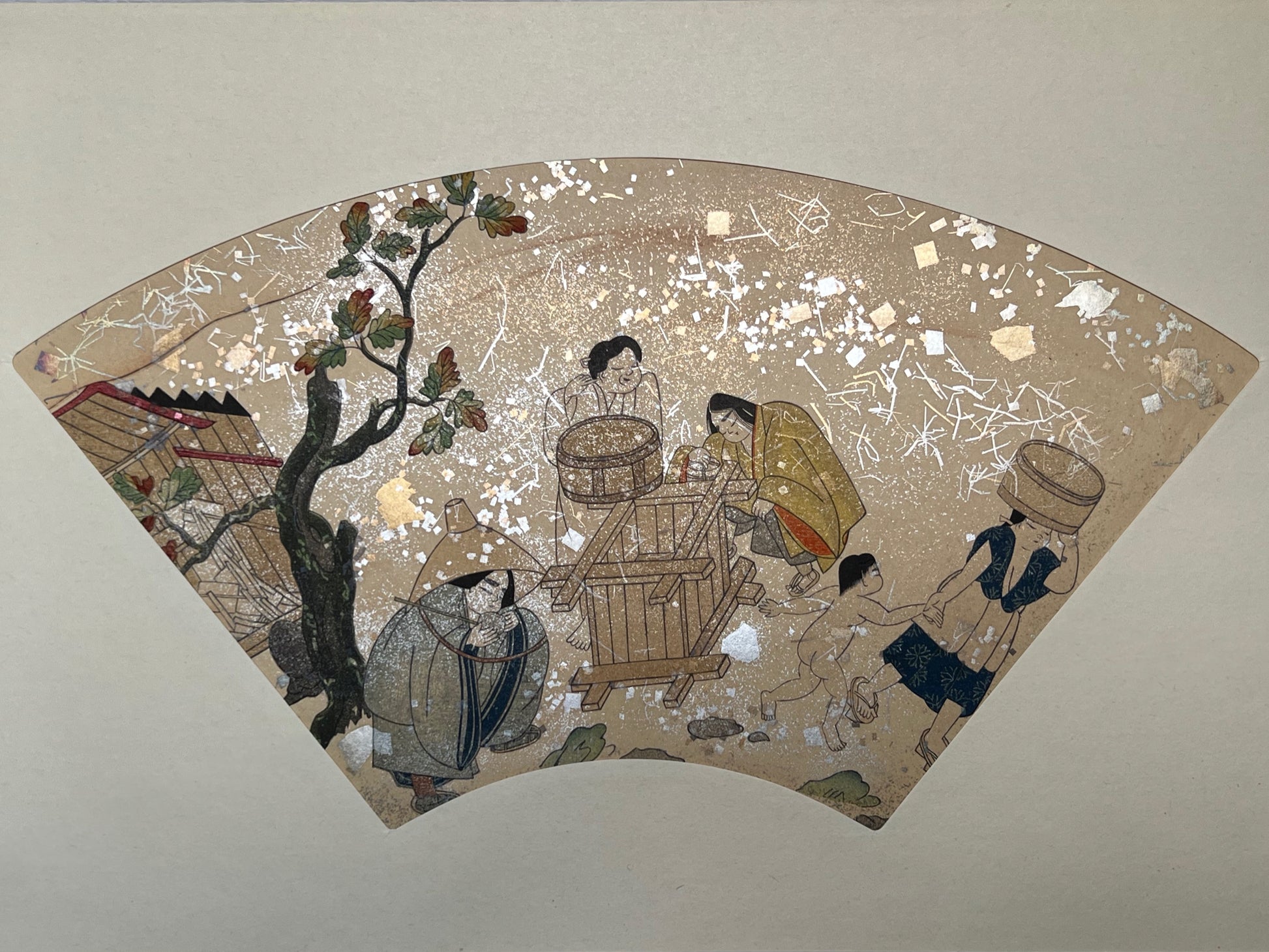 Estampe japonaise en forme d'éventail parsemée de fragments d'or et d'argent, femmes et enfant près d'un puits, sous un chêne, série sutra du lotus, fragments scintillants.