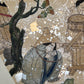 Estampe japonaise en forme d'éventail parsemée de fragments d'or et d'argent, gros plan femme qui boit de l'eau avec une louche accroupie sous un chêne, feuilles d'automne, chapeau, puits.