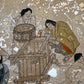Estampe japonaise en forme d'éventail parsemée de fragments d'or et d'argent, gros plan femmes qui puisent de l'eau, sceau en bois, puits, enfant, fragments scintillants.
