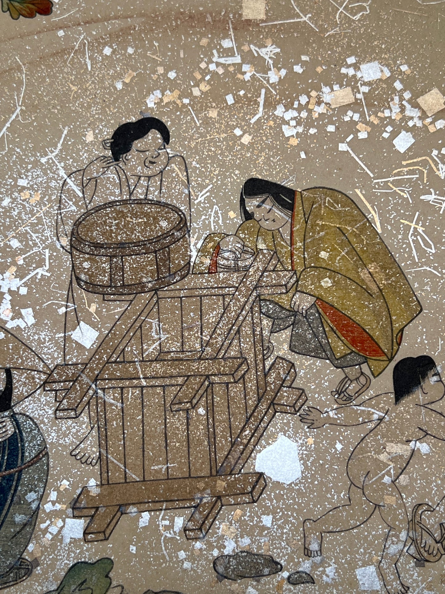 Estampe japonaise en forme d'éventail parsemée de fragments d'or et d'argent, gros plan femmes qui puisent de l'eau, sceau en bois, puits, enfant, fragments scintillants.