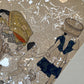 Estampe japonaise en forme d'éventail parsemée de fragments d'or et d'argent, gros plan femme portant un sceau d'eau sur la tête, tenant la main d'un enfant nu, fragments brillants.