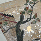 Estampe japonaise en forme d'éventail parsemée de fragments d'or et d'argent, gros plan chêne, feuilles d'automne, clôture en bois, fragments scintillants.