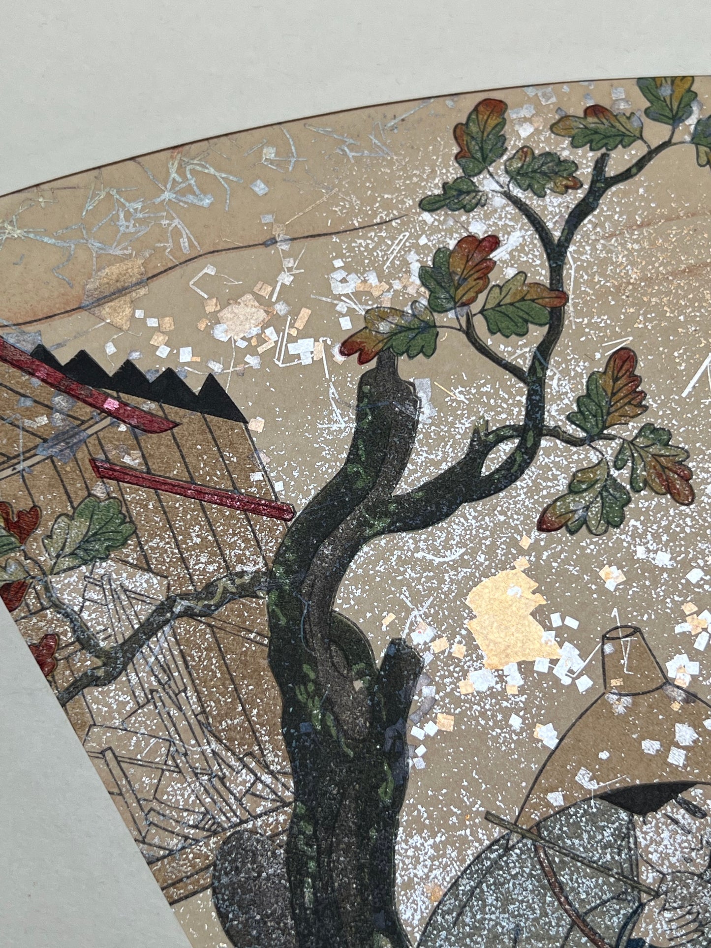 Estampe japonaise en forme d'éventail parsemée de fragments d'or et d'argent, gros plan chêne, feuilles d'automne, clôture en bois, fragments scintillants.