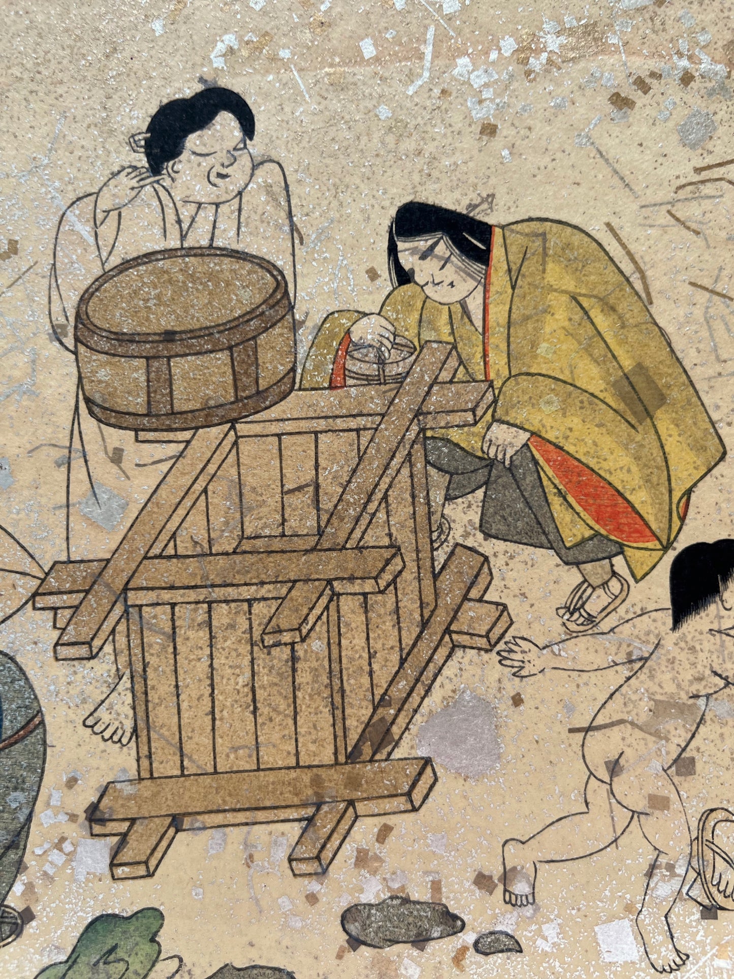 Estampe japonaise en forme d'éventail parsemée de fragments d'or et d'argent, gros plan femmes qui puisent de l'eau, sceau en bois, puits, enfant.