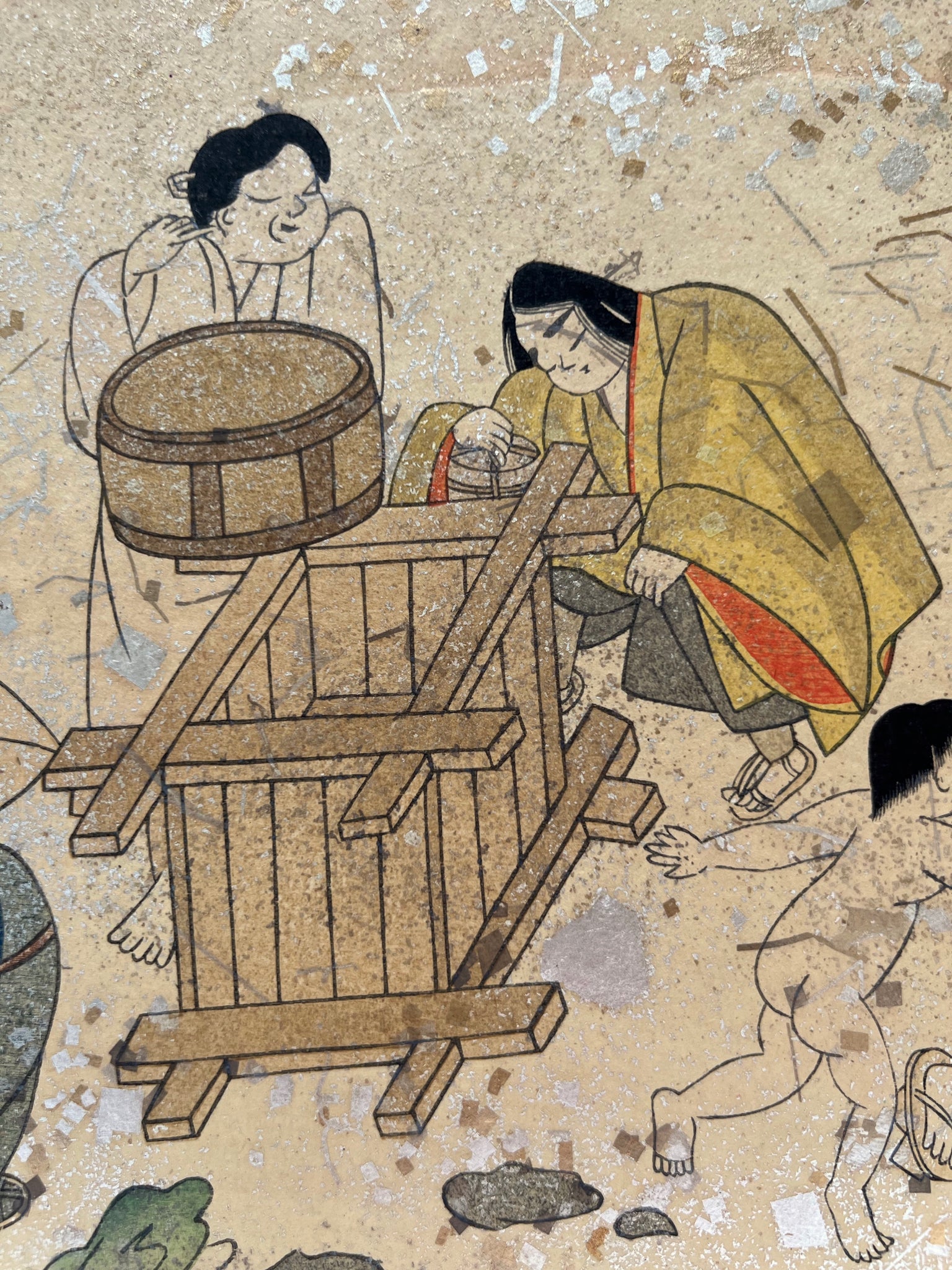 Estampe japonaise en forme d'éventail parsemée de fragments d'or et d'argent, gros plan femmes qui puisent de l'eau, sceau en bois, puits, enfant.