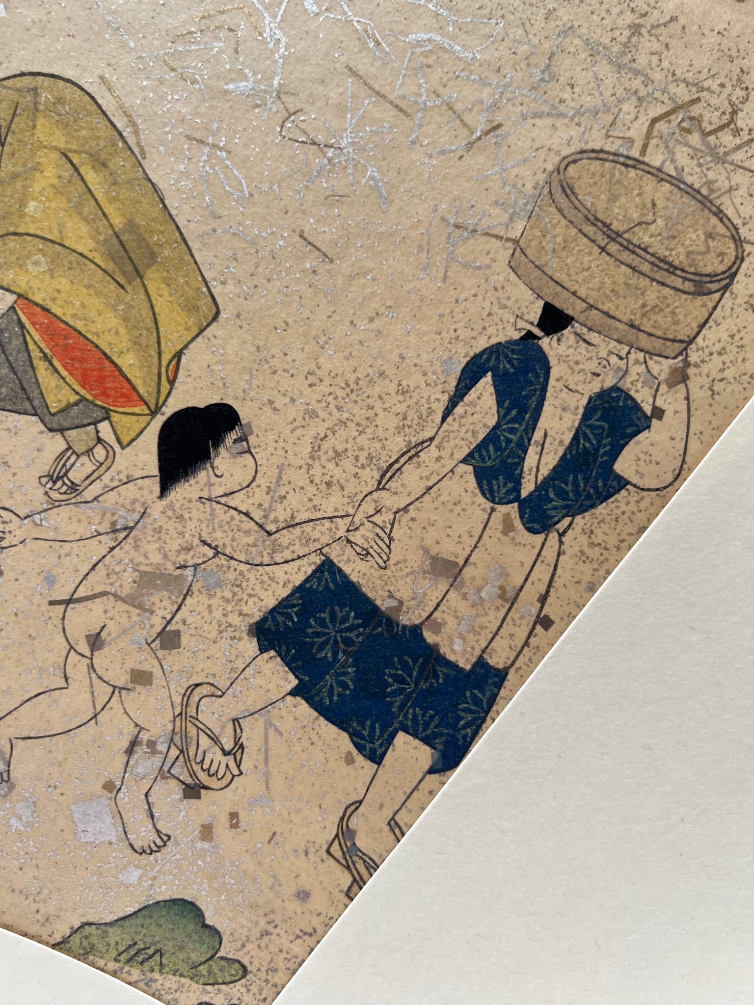 Estampe japonaise en forme d'éventail parsemée de fragments d'or et d'argent, gros plan femme portant un sceau d'eau sur la tête, tenant la main d'un enfant nu.