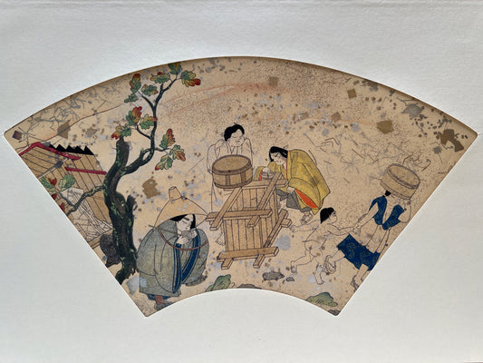 Estampe japonaise en forme d'éventail parsemée de fragments d'or et d'argent, femmes et enfant près d'un puits, sous un chêne, série sutra du lotus.