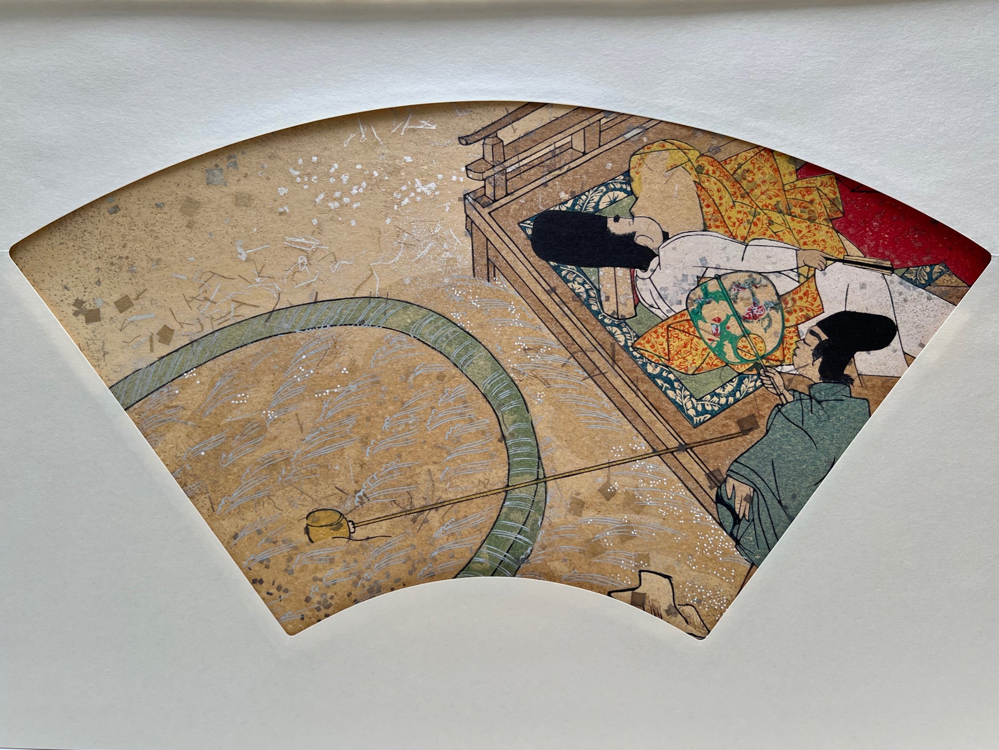 Estampe japonaise en forme d'éventail parsemée de fragments d'or et d'argent, un homme de cour se repose, terrasse de maison traditionnelle, il tient un éventail fermé, un serviteur l'évente, brise fraiche, série sutra du lotus.