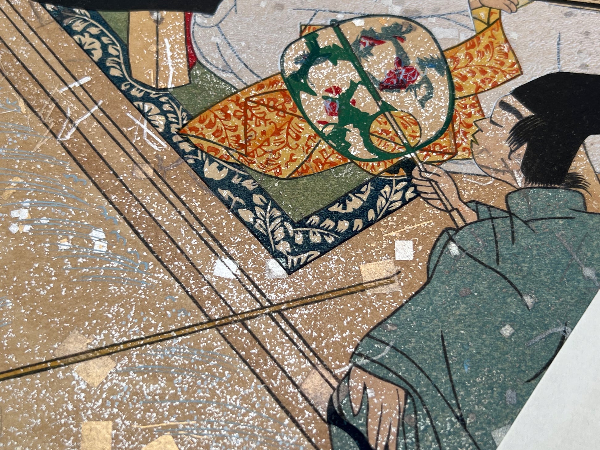 Estampe japonaise en forme d'éventail parsemée de fragments d'or et d'argent, gros plan serviteur éventail, terrasse en bois, fragments scintillants.