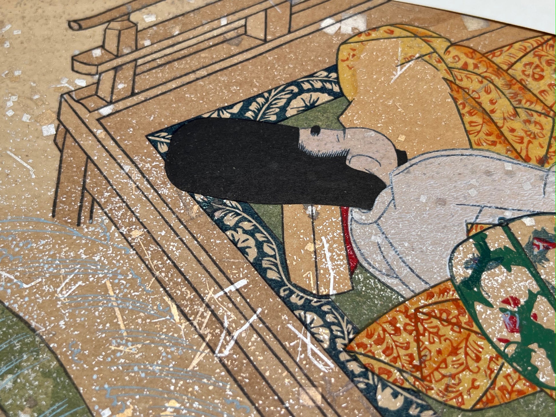 Estampe japonaise en forme d'éventail parsemée de fragments d'or et d'argent, gros plan homme de cour dormant tenant un éventail fermé, de dos, terrasse traditionnelle en bois.