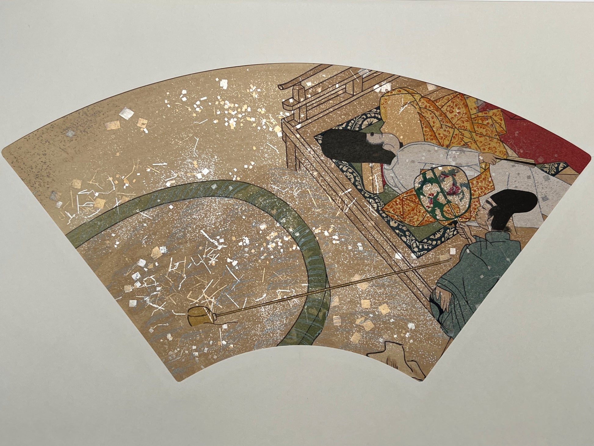 Estampe japonaise en forme d'éventail parsemée de fragments d'or et d'argent, un homme de cour se repose, terrasse de maison traditionnelle, il tient un éventail fermé, un serviteur l'évente, brise fraiche, série sutra du lotus, fragments scintillants.