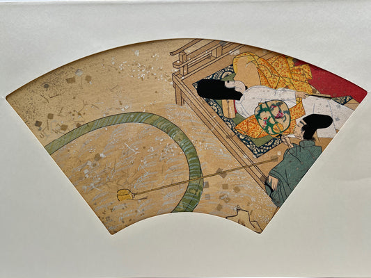 Estampe japonaise en forme d'éventail parsemée de fragments d'or et d'argent, un homme de cour se repose, terrasse de maison traditionnelle, il tient un éventail fermé, un serviteur l'évente, brise fraiche, série sutra du lotus.