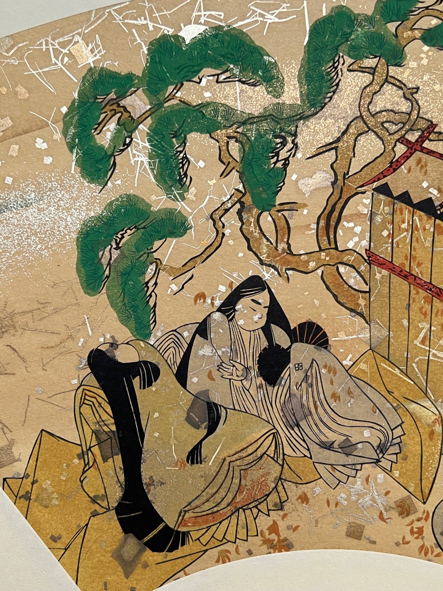 Estampe japonaise en forme d'éventail parsemée de fragments d'or et d'argent, gros plan sur deux femmes, une musicienne jouant du tambour, sous un pin japonais, série sutra du lotus.