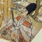 Estampe japonaise en forme d'éventail parsemée de fragments d'or et d'argent, gros plan sur un homme qui chante en tenant un éventail replié.