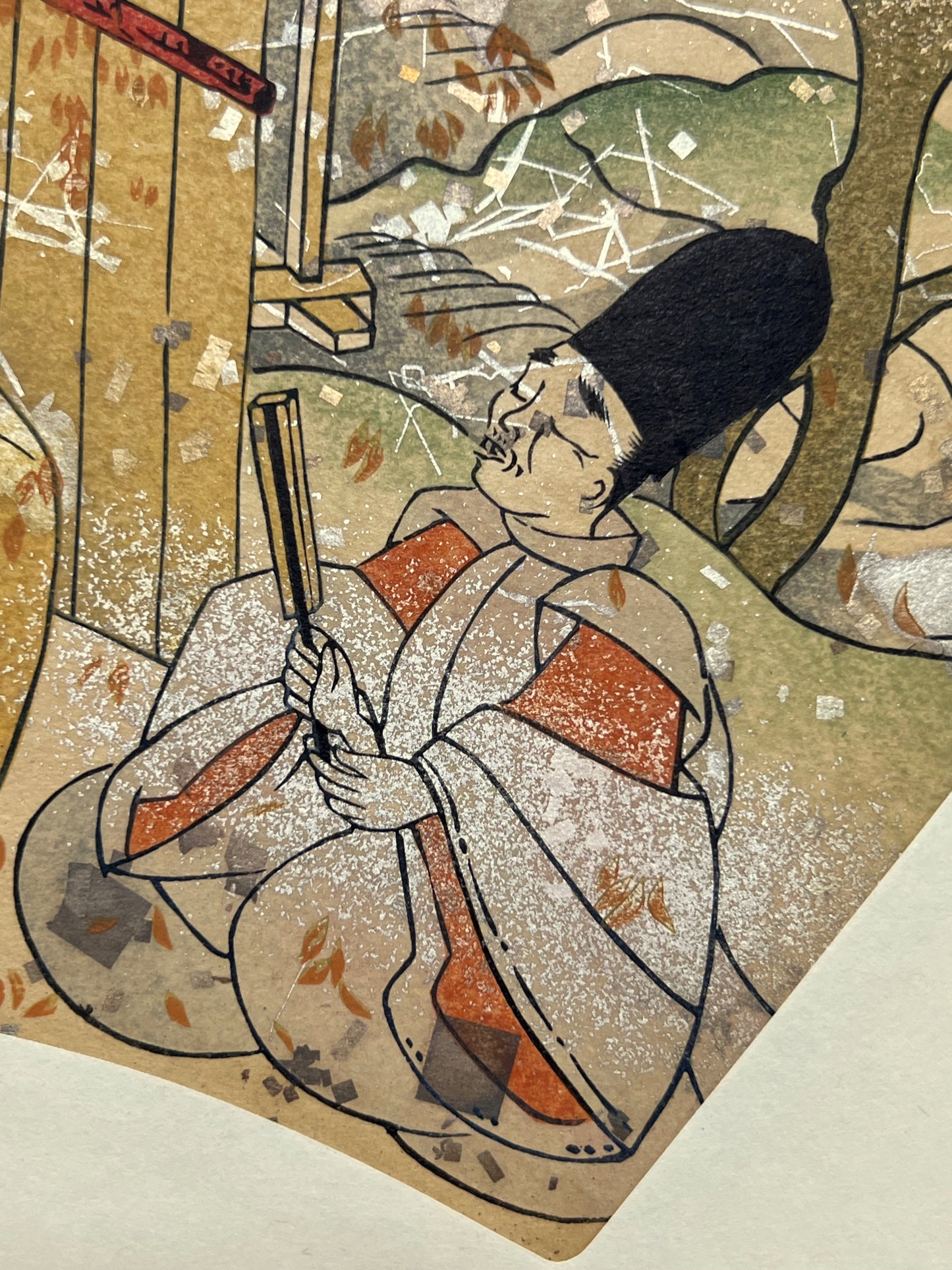 Estampe japonaise en forme d'éventail parsemée de fragments d'or et d'argent, gros plan sur un homme qui chante en tenant un éventail replié.