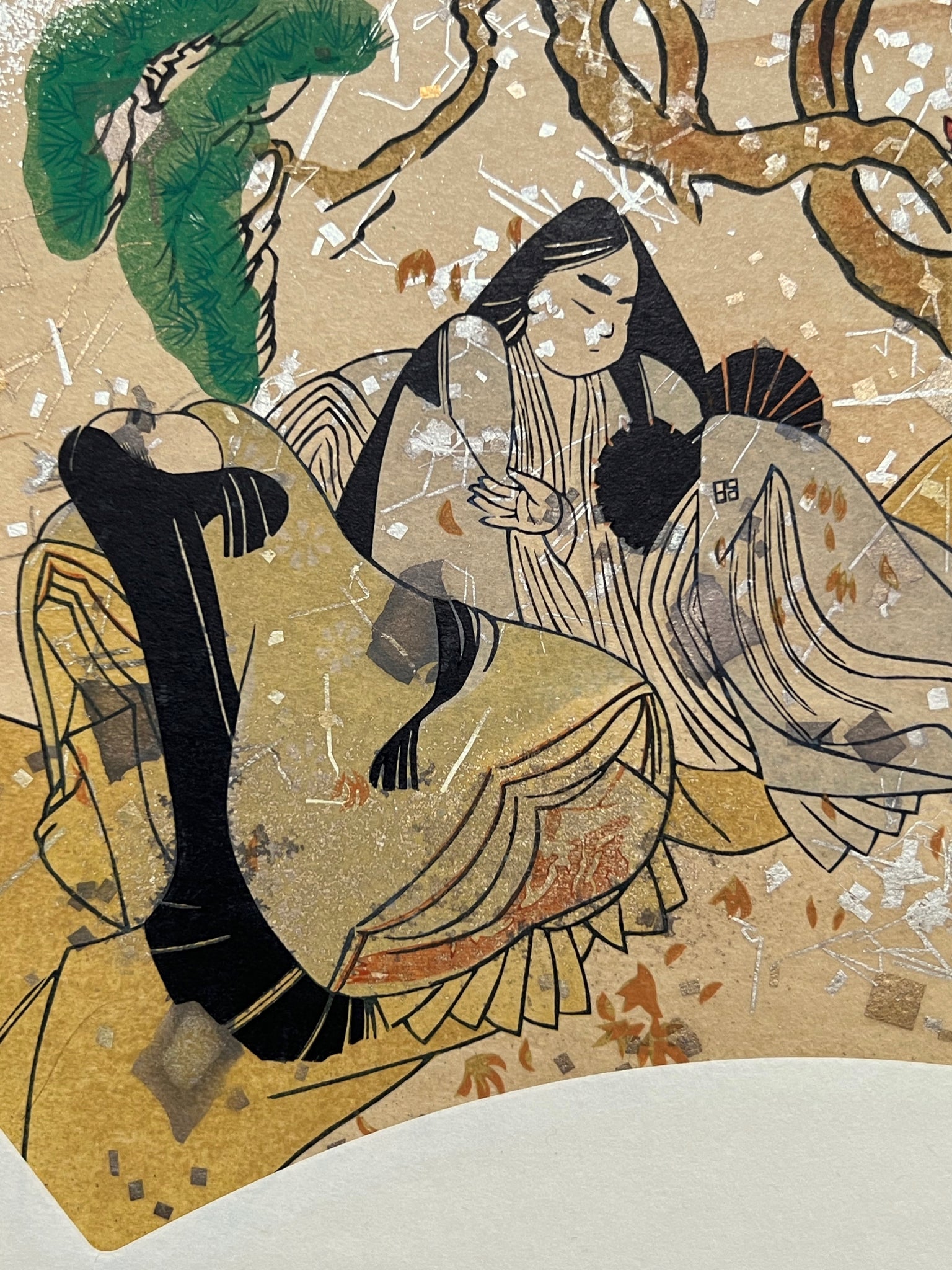 Estampe japonaise en forme d'éventail parsemée de fragments d'or et d'argent, gros plan sur une femme de dos et une musicienne jouant du tambour.