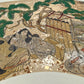 Estampe japonaise en forme d'éventail parsemée de fragments d'or et d'argent, deux femmes et un homme assis près d'un pin japonais, détail fragments scintillants.