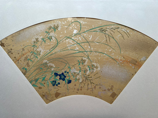 Estampe japonaise en forme d'éventail parsemée de fragments d'or et d'argent, herbes d'automne, joncs épars, volubilis, fleurs blanches, série sutra du lotus.