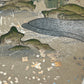 Estampe japonaise en forme d'éventail parsemée de fragments d'or et d'argent, gros plan sur l'eau de la rivière, herbes et rochers, fragments scintillants.