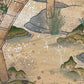 Estampe japonaise en forme d'éventail parsemée de fragments d'or et d'argent, gros plan sur l'eau de la rivière sous la terrasse, herbes et rochers, fragments scintillants.