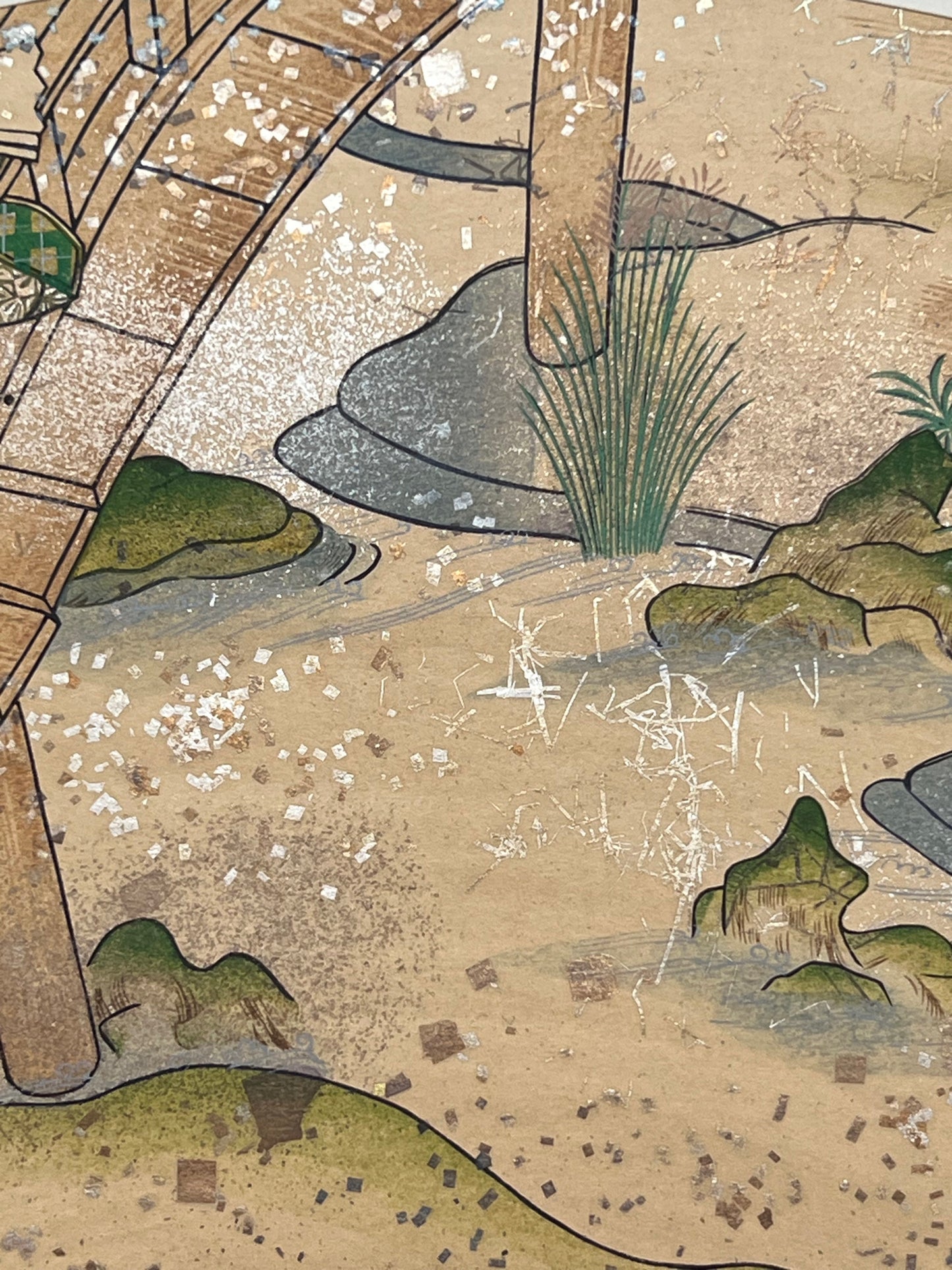 Estampe japonaise en forme d'éventail parsemée de fragments d'or et d'argent, gros plan sur l'eau de la rivière sous la terrasse, herbes et rochers, fragments scintillants.