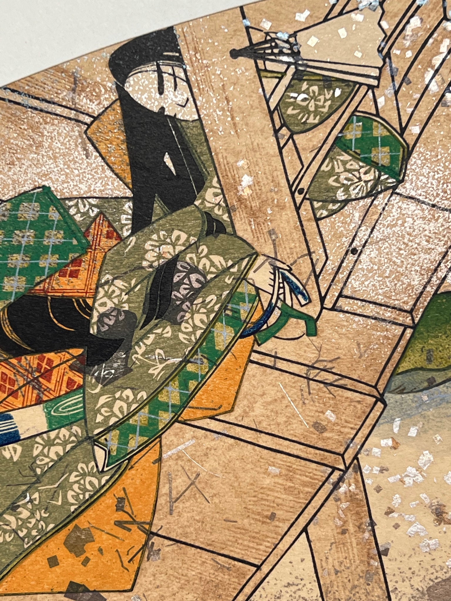 Estampe japonaise en forme d'éventail parsemée de fragments d'or et d'argent, femme tenant des bandelettes de tissu dans la main droite, assoupie sur une terrasse au-dessus d'une rivière, série sutra du lotus.