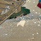 Estampe japonaise en forme d'éventail parsemée de fragments d'or et d'argent, détail des fragments scintillants dans l'eau de la rivière sous la terrasse, serpillère.