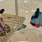 Estampe japonaise en forme d'éventail parsemée de fragments d'or et d'argent, gros plan sur la terrasse au-dessus de la rivière, homme qui passe la serpillère, femme se baignant.