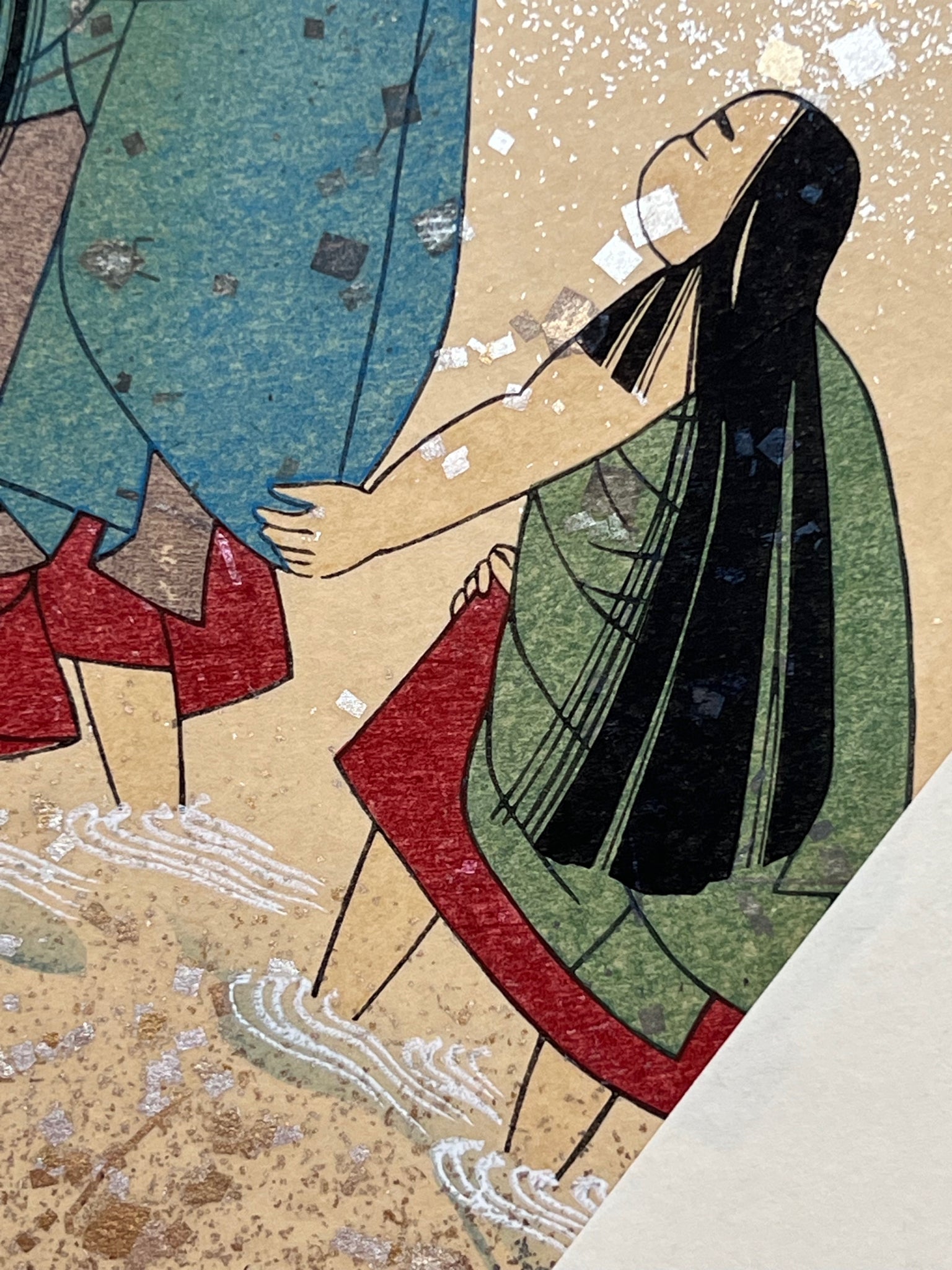 Estampe japonaise en forme d'éventail parsemée de fragments d'or et d'argent, gros plan sur l'une des femmes se baignant dans une rivière, tenant la manche de l'autre.
