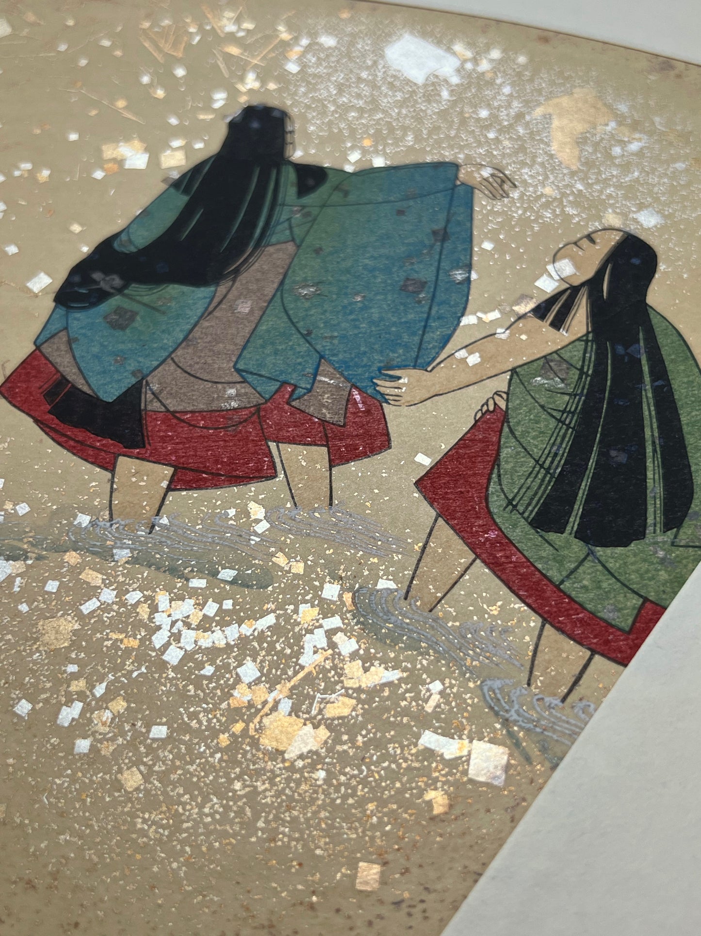 Estampe japonaise en forme d'éventail parsemée de fragments d'or et d'argent, détail des fragments scintillants dans l'eau de la rivière, femmes se baignant.